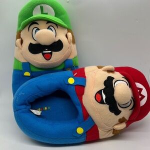 Super Mario Bros Kids Slippers, size 2-3.
